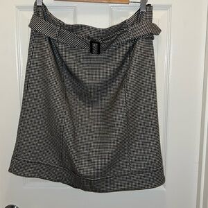 Talbot’s herringbone skirt. EUC! Size 12. Black & white! Belted.